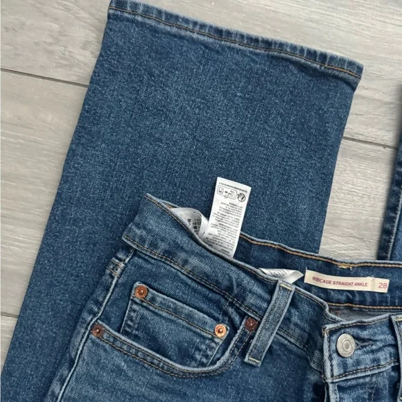 LEVI’S Ribcage Straight Ankle Denim
Blue Jeans 28x29 - Picture 3 of 5